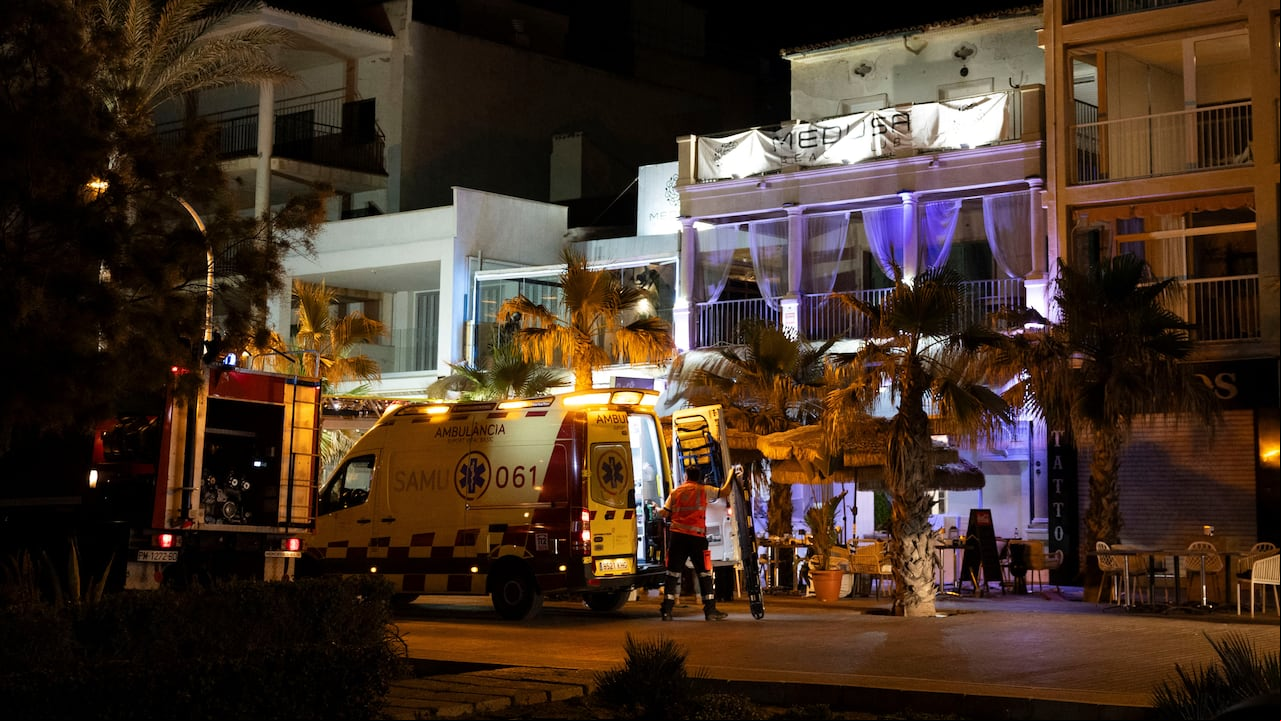 Se ven vehículos de emergencia después del colapso de un restaurante de dos pisos, matando a cuatro e hiriendo al menos a 17 personas en Playa de Palma, al sur de la capital de la isla mediterránea española, Palma de Mallorca, el 23 de mayo de 2024. Cuatro personas murieron y 17 resultaron heridas después El techo de un restaurante de dos plantas se derrumbó en la isla mediterránea de Mallorca, España, el 23 de mayo de 2024, informó AFP. (Foto de Jaime REINA/AFP)