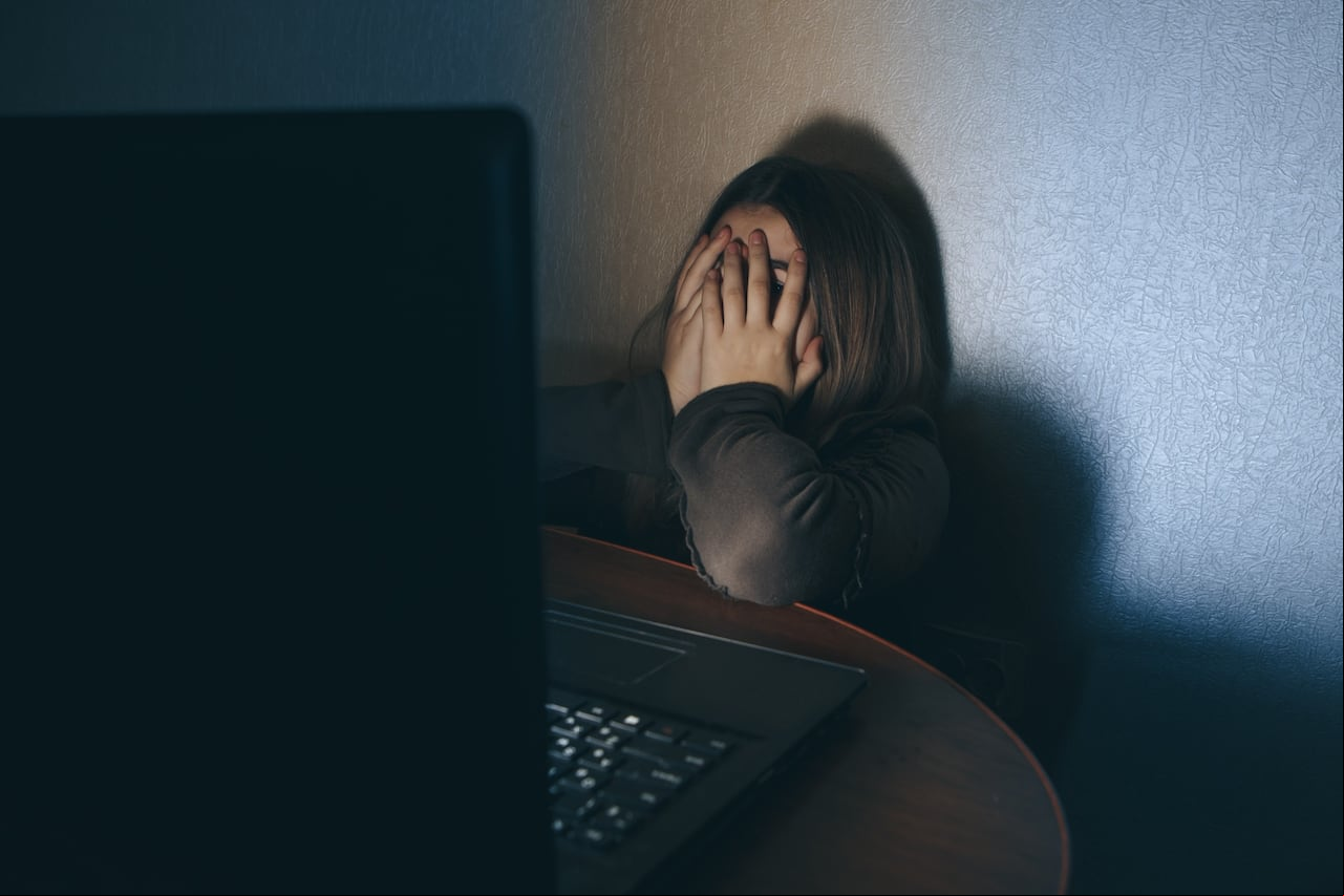 El uso constante de Internet puede exponer a los niños a riesgos en línea, como el a contenido inapropiado, la exposición a la ciberdelincuencia, el ciberacoso y la pérdida de privacidad.