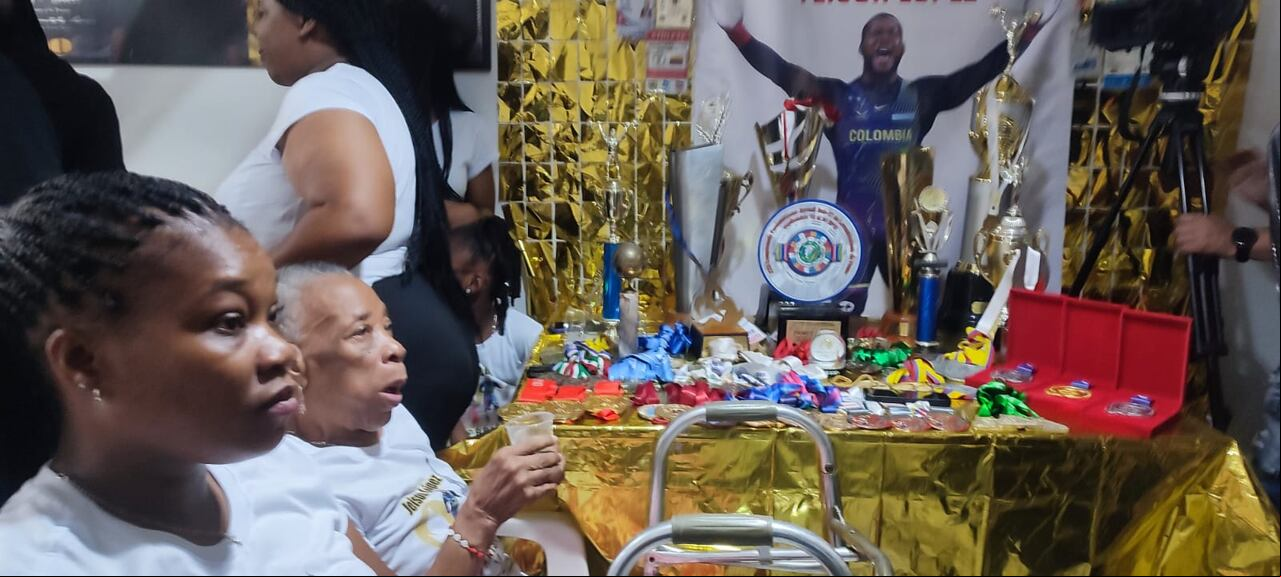 Familiares de el pesista Yeison López de la transmisión de los juegos olímpicos en el Oriente de Cali