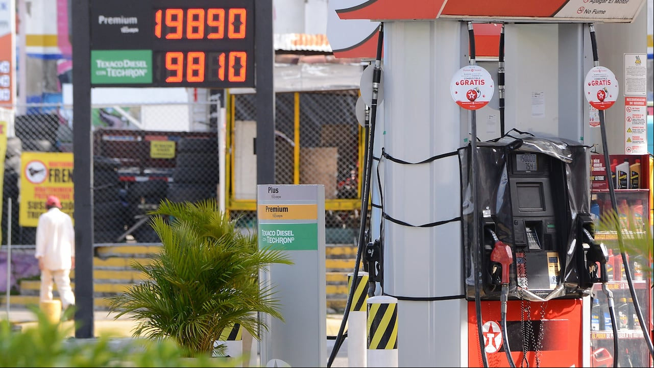Cali: Economía. Nuevamente, el precio de la gasolina corriente se incrementó en 600 pesos, igual que el mes pasado, llegado en Cali a los casi 13 mil pesos por galón en ciertas estaciones.Todo esto dentro de las últimas declaraciones del presidente Gustavo Petro dice que no habrá cambios en política de importación de gasolina