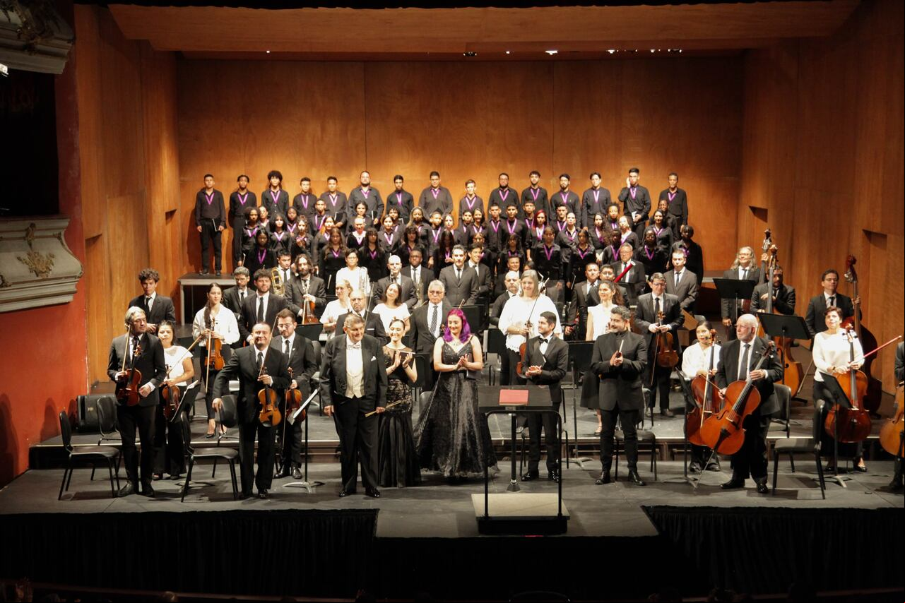 Concierto de Semana Santa donde la Orquesta Filarmónica de Cali junto al coro juvenil de la Escuela de Música de Desepaz interpretan la obra Requiem de Mozart en el teatro municipal.