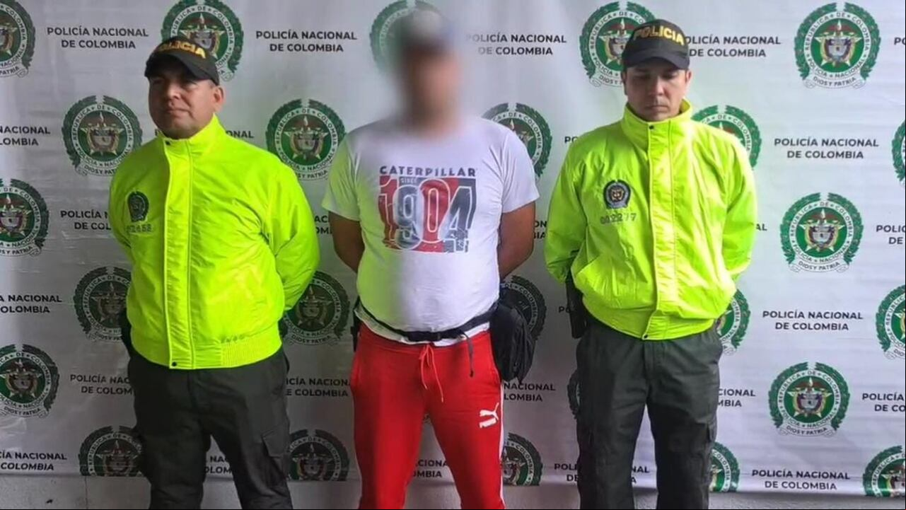 Uniformados de la Dirección de Investigación Criminal e Interpol (Dijin) de la Policía Nacional se encargaron de interceptarlo momentos en que abordara dicho vuelo. Además, se conoció que ‘El Tuerto’ permaneció en Colombia durante seis días visitando a familiares y otros allegados.