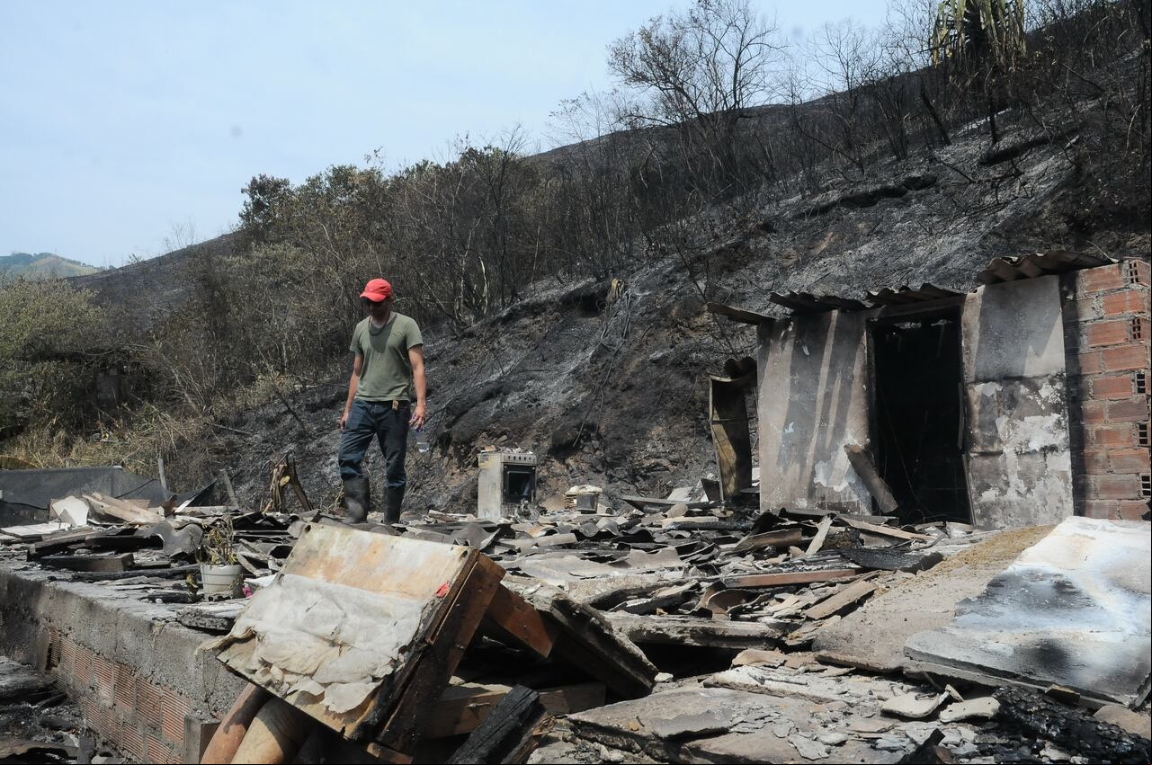 Cali: Varias familias afectadas y una gran extensión de montaña incineradas deja como resultado el incendio presentado en la zona alto de Menga, la campiña y barrios aledaños. Los operativos de control de los focos aún persistente continúan.