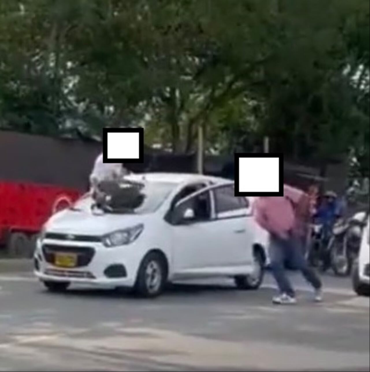 Impresionante riña entre conductores en Cali; uno fue noqueado y terminó en el hospital, el otro está siendo buscado por la Policía.