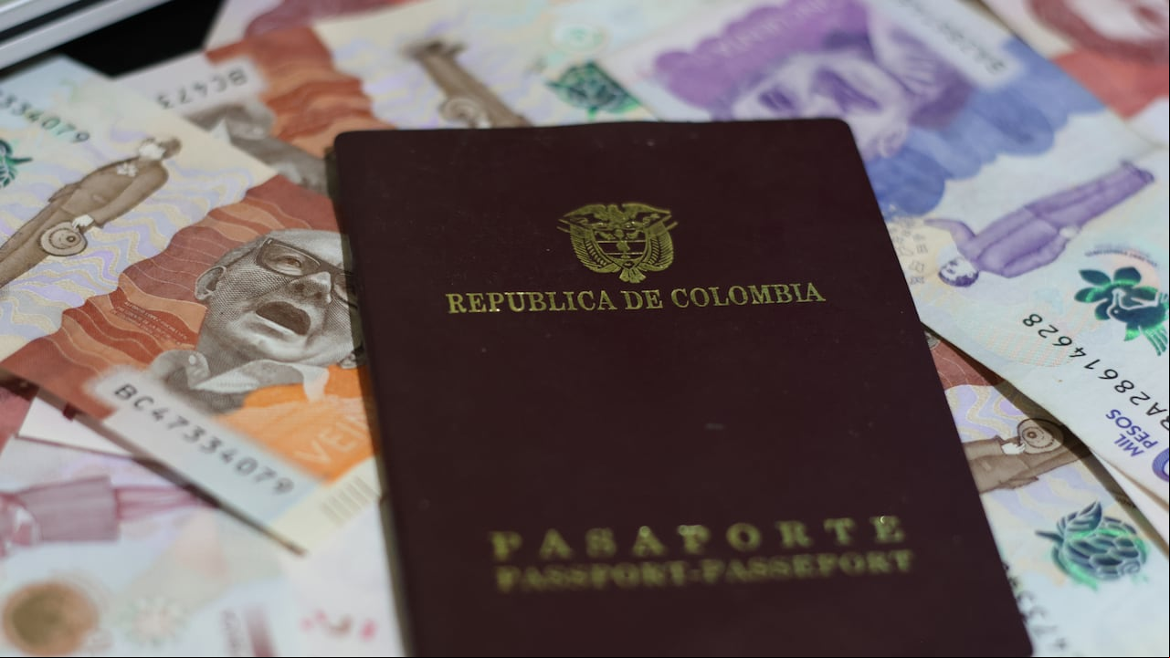 El pasaporte colombiano puesto sobre billetes colombianos