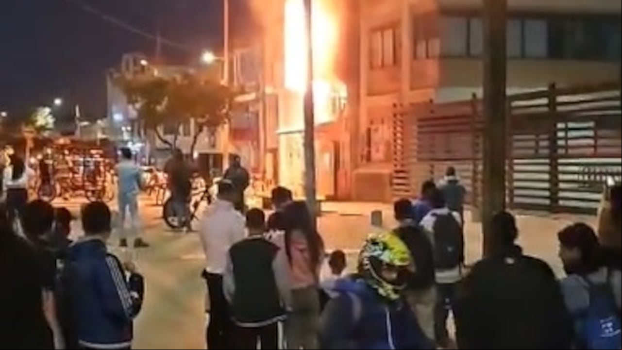 La comunidad está a la espera de que bomberos y otros organismos de socorro terminen de atender un incendio estructural que se registra en una fábrica de extintores de la localidad de Bosa, Bogotá.