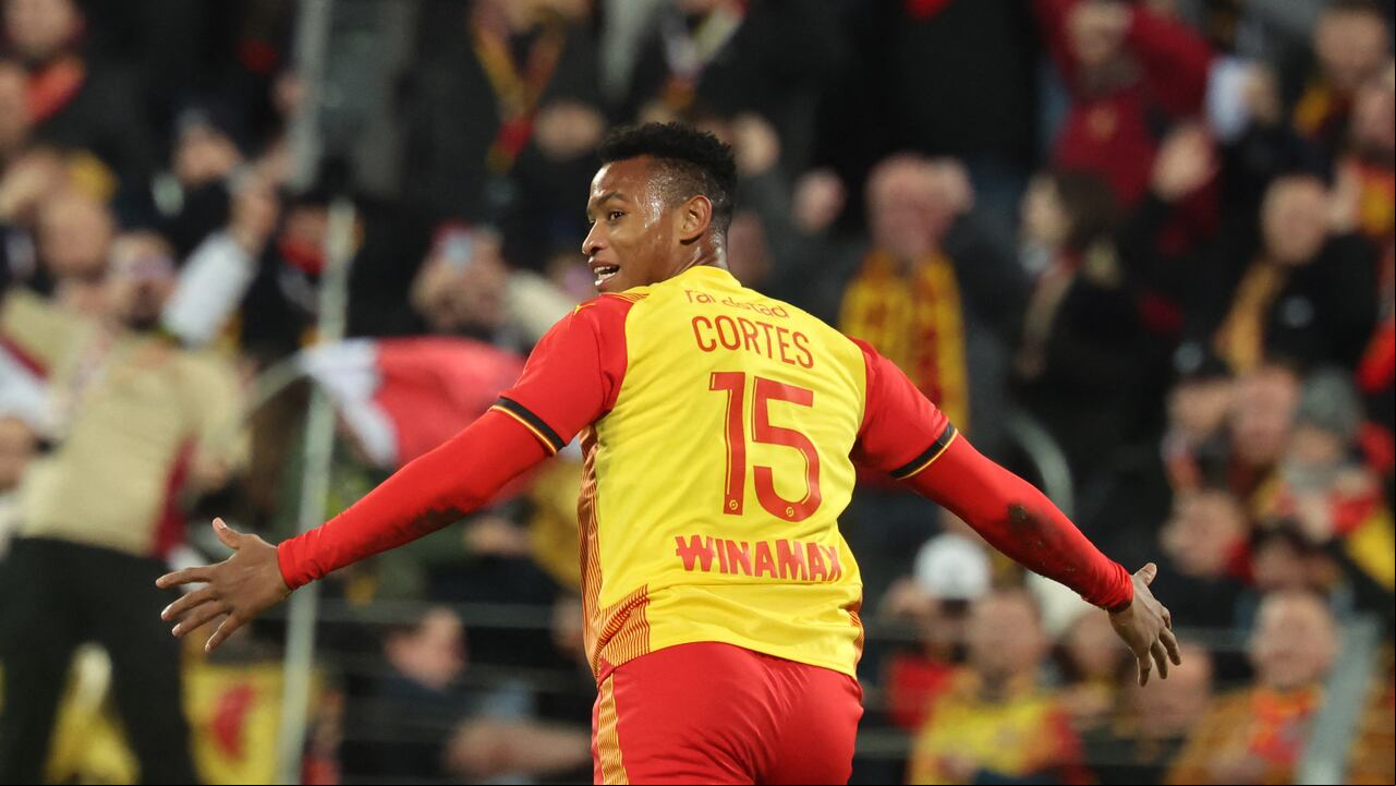 El centrocampista colombiano de Lens #15 Oscar Cortes celebra después de anotar durante el partido de fútbol francés L1 entre RC Lens y Stade de Reims en Stade Bollaert-Delelis en Lens, norte de Francia, el 16 de diciembre de 2023. (Foto de FRANCOIS LO PRESTI / AFP)