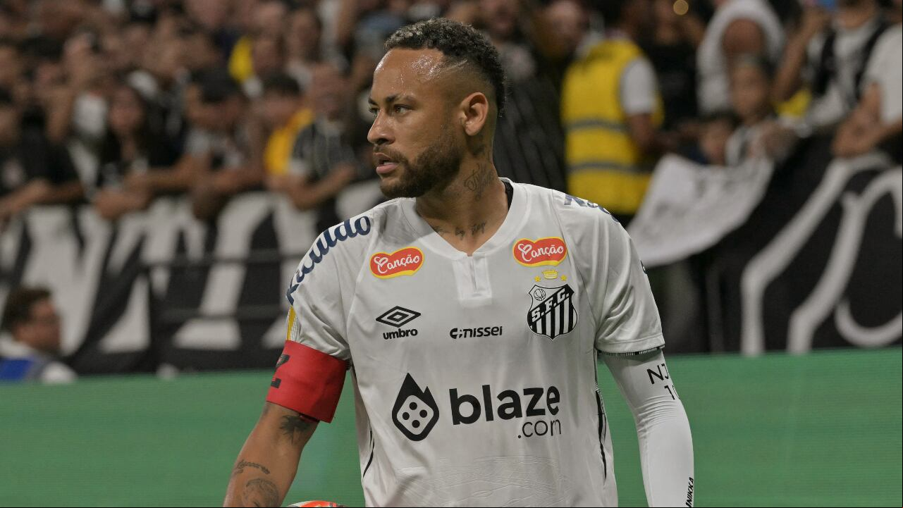 Neymar jugando y portando la banda de capitán del Santos