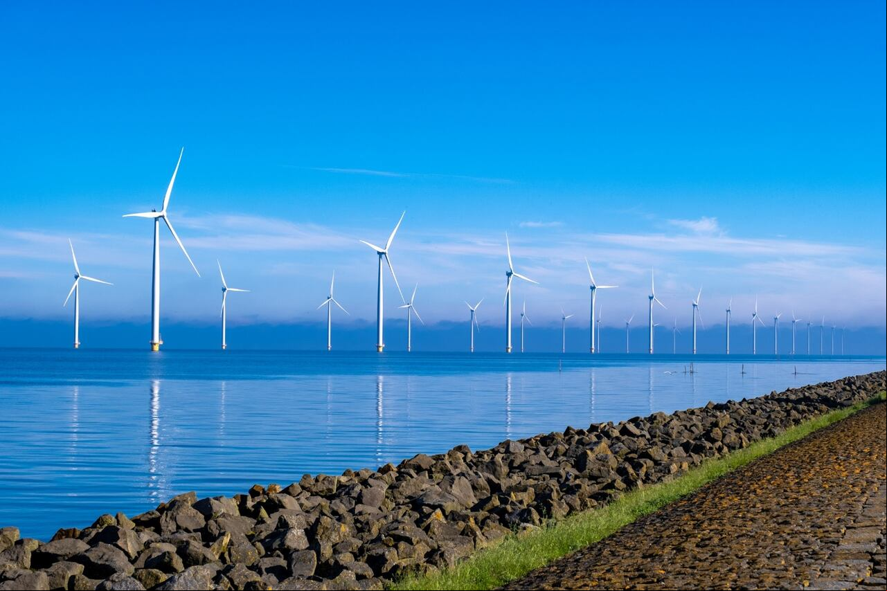 Durante el encuentro, los nueve países europeos se comprometieron a incrementar sus capacidades conjuntas de energía eólica a 120 gigavatios (GW) para el 2030 y a los 300 GW para el 2050. Hoy, las capacidades en conjunto son de 30 GW.