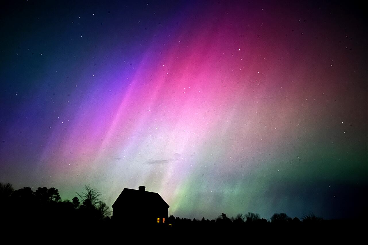 Auroras boreales iluminan el cielo sobre una granja en Brunswick, Maine, el 10 de mayo de 2024.