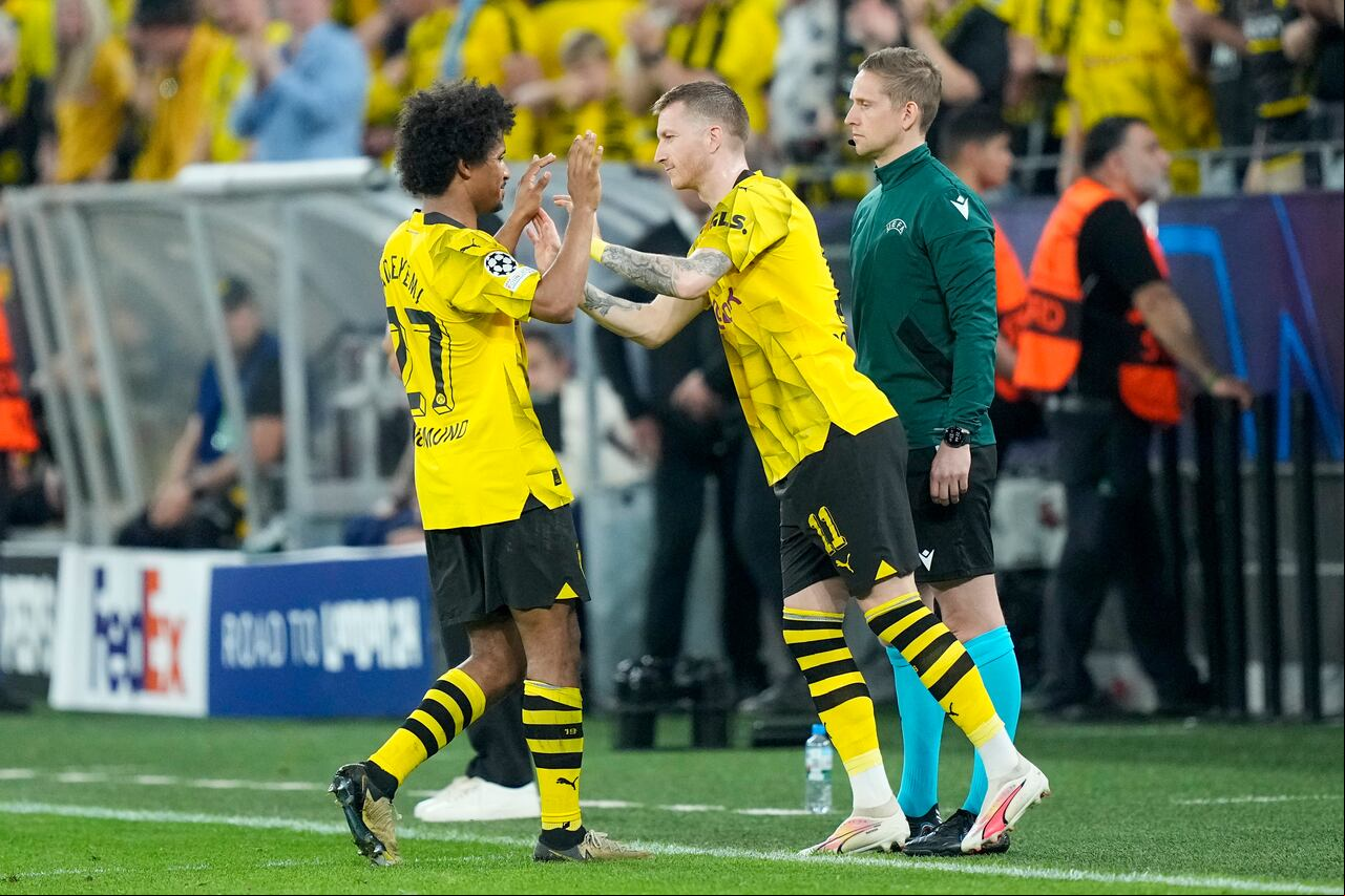 Karim Adeyemi de Dortmund, izquierda, abandona el campo después de una sustitución con Marco Reus durante el partido de fútbol de ida de la semifinal de la Liga de Campeones entre Borussia Dortmund y Paris Saint-Germain en el Signal-Iduna Park en Dortmund, Alemania, el miércoles 1 de mayo de 2024. (Foto AP/Martin Meissner)
