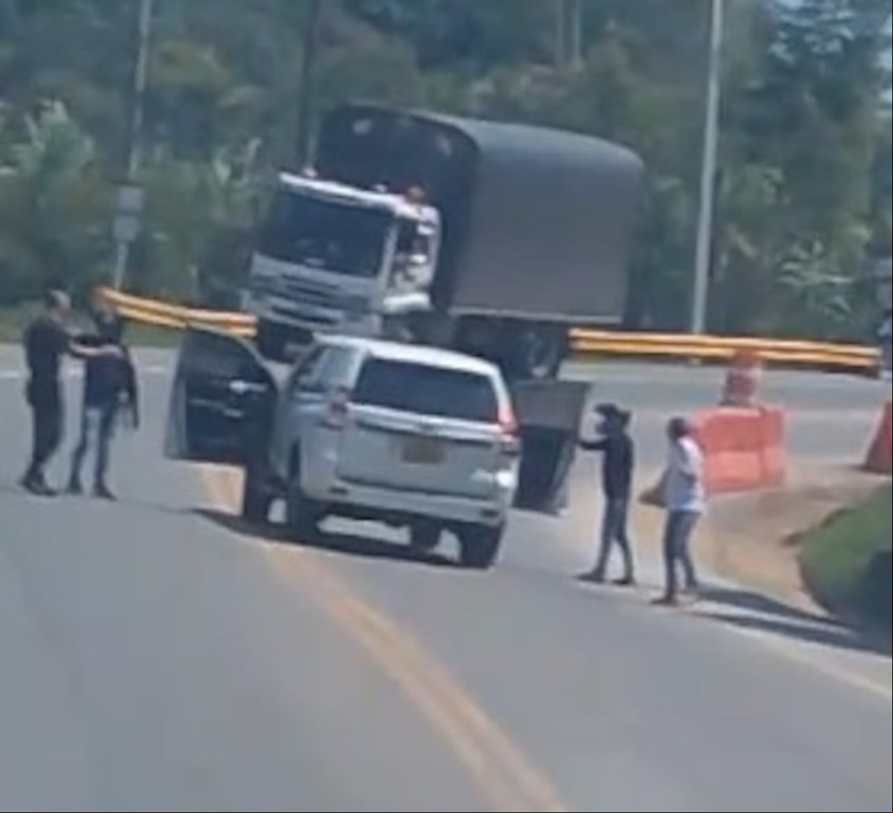La zona donde se registró este robo es controlada por los frentes disidentes de las Farc Jaime Martínez y Dagoberto Ramos, grupos armados que recurren a sus milicianos para ejecutar esta clase de acciones delictivas.