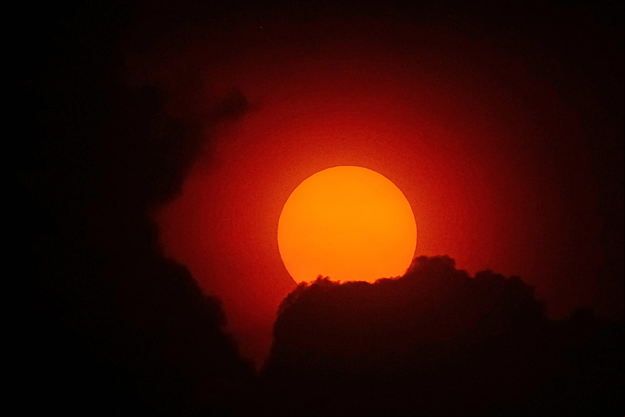 Desde el pasado 14 de mayo, la NASA, reportó una tormenta solar que chocará contra la Tierra. Esta actividad inusual, que consiste en la expulsión de material de la superficie del sol, llevó a la Aeronáutica Civil a advertir que podría haber cambios en los vuelos. Esta situación, se extendería hasta el 25 de mayo, aproximadamente. La NASA también advirtió que este fenómeno solar podría provocar apagones y cortes de radio e internet en la Tierra. Foto JORGE OROZCO.