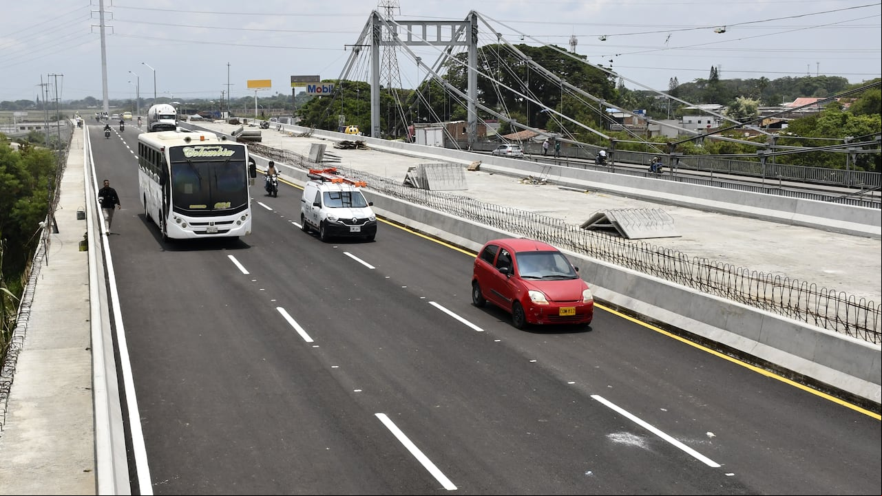 Cali: Luego de 9 años en obras, se dio paso en el puente norte de Juanchito, en sentido Candelaria Cali. La obra inicialmente debía ser entregada en el año 2018. Se espera con esta obra resolver el gran problema de movilidad en este sector. foto José L Guzmán El País
