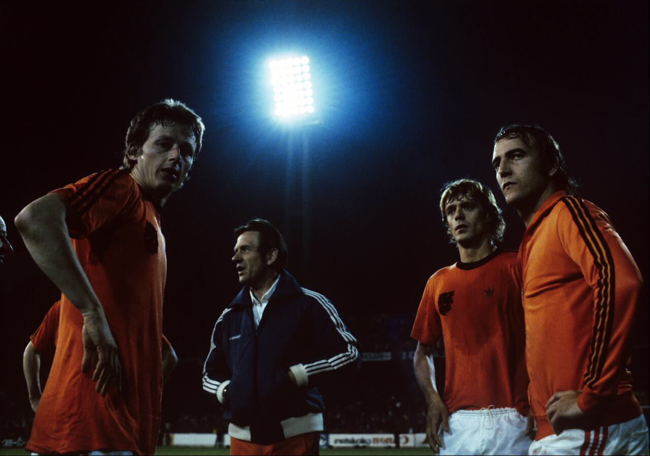 (L-R) Hugo Hovenkamp, coach Simon Zwartkruis, John Rep, Johan Neeskens during a match of the Dutch National team at 1980, Netherlands. (Photo by VI Images via Getty Images)
