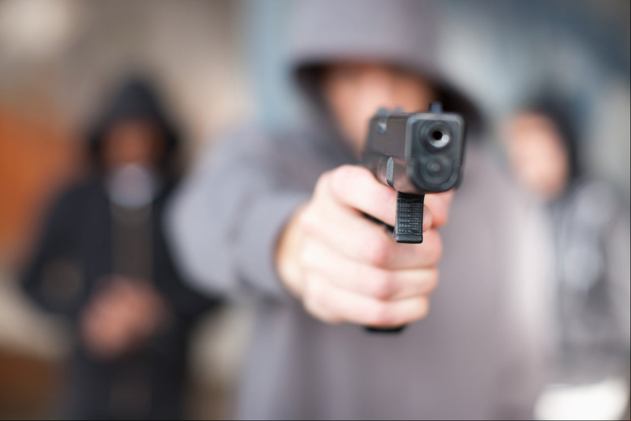 Hombre armado, pistola, arma de fuego, ladrón, robo. hurto