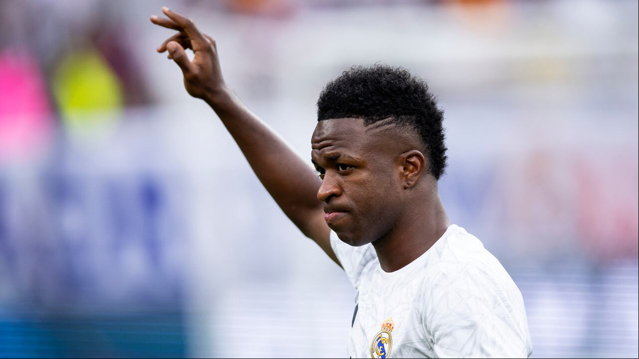 EAST RUTHERFORD, NEW JERSEY - AUGUST 3: Vin�cius Junior #7 of Real Madrid waves to crowd as he walks on to the pitch for the pre-season friendly match against the FC Barcelona at MetLife Stadium on August 3, 2024 in East Rutherford, New Jersey. Ira L. Black/Getty Images/AFP (Photo by Ira L. Black / GETTY IMAGES NORTH AMERICA / Getty Images via AFP)