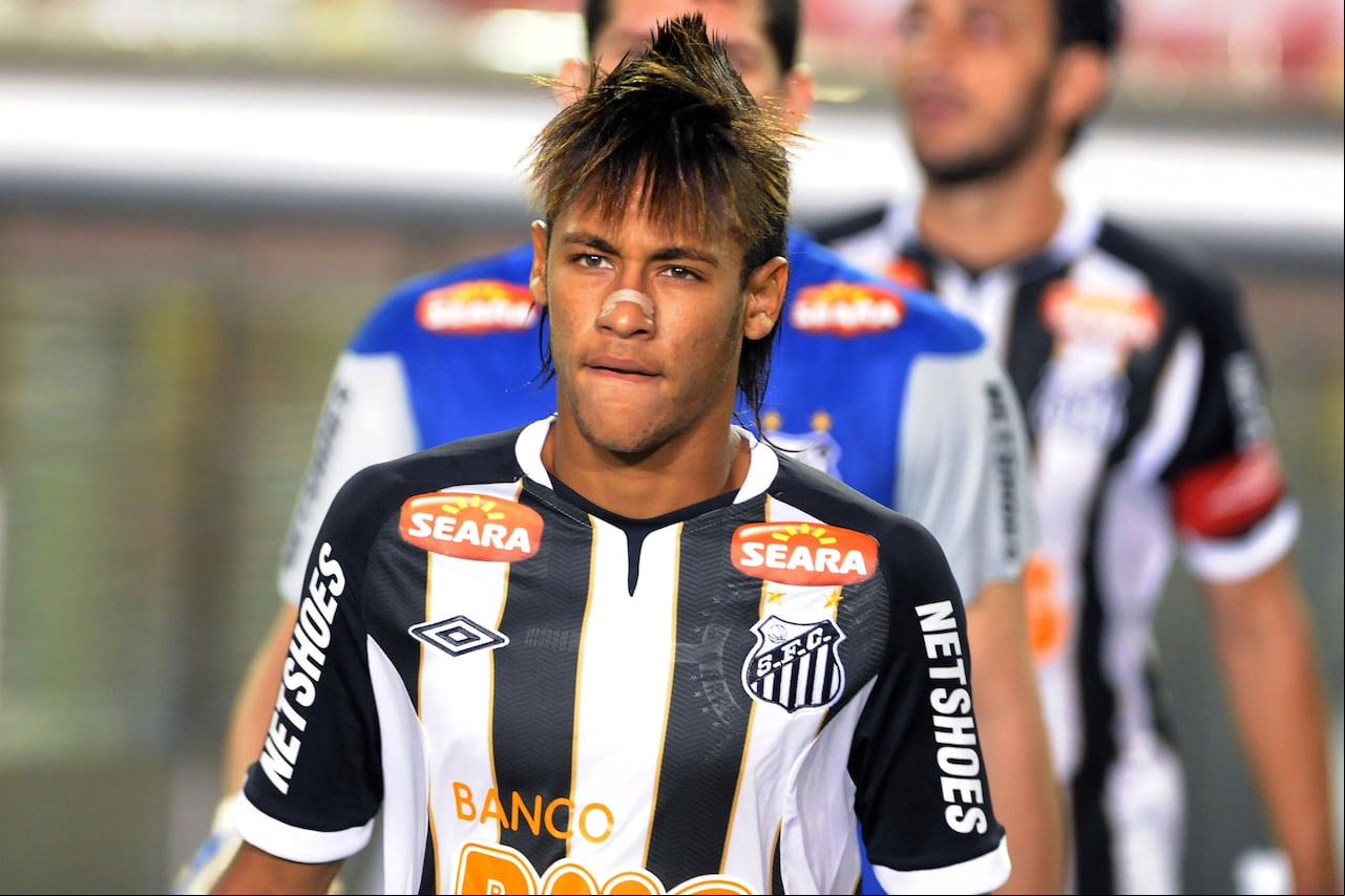 PORTO ALEGRE, BRAZIL - APRIL 04: Neymar, from of Santos during a match between Internacional and Santos at Beira Rio stadium as part of the Copa Libertadores 2012 on April 04, 2012 in Porto Alegre, Brazil. (Photo by Edu Andrade/LatinContent via Getty Images)