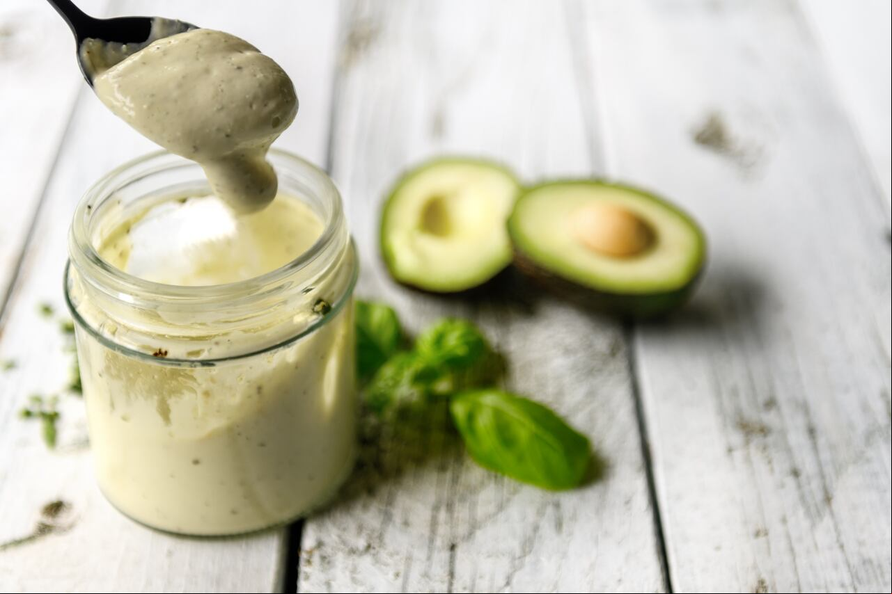 Si busca una opción más ligera y nutritiva para sus aderezos, la mayonesa de aguacate es la respuesta. Siga estos simples pasos y sorpréndase con el resultado.