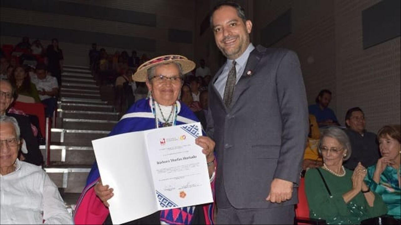 La egresada y integrantes de la Correspondiente de la Academia Colombiana de la Lengua Bárbara Muelas Hurtado con Carlos Alberto Mayora, con el entonces director de la Escuela de Ciencias del Lenguaje de la Univalle.