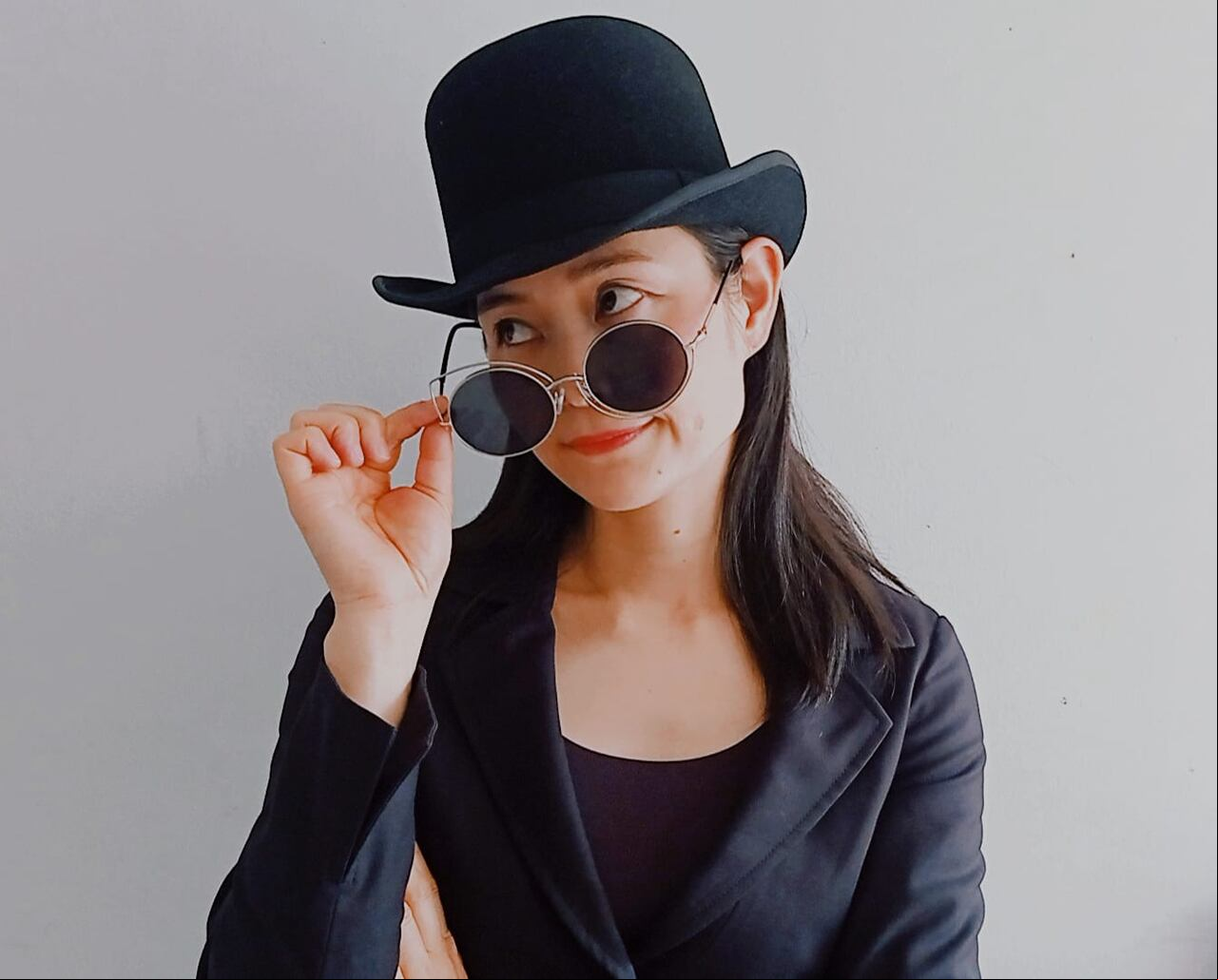 Sakiko Yokoo realizando Kamishibai, que significa ‘teatro de papel’. Cortesía Sakiko Yokoo