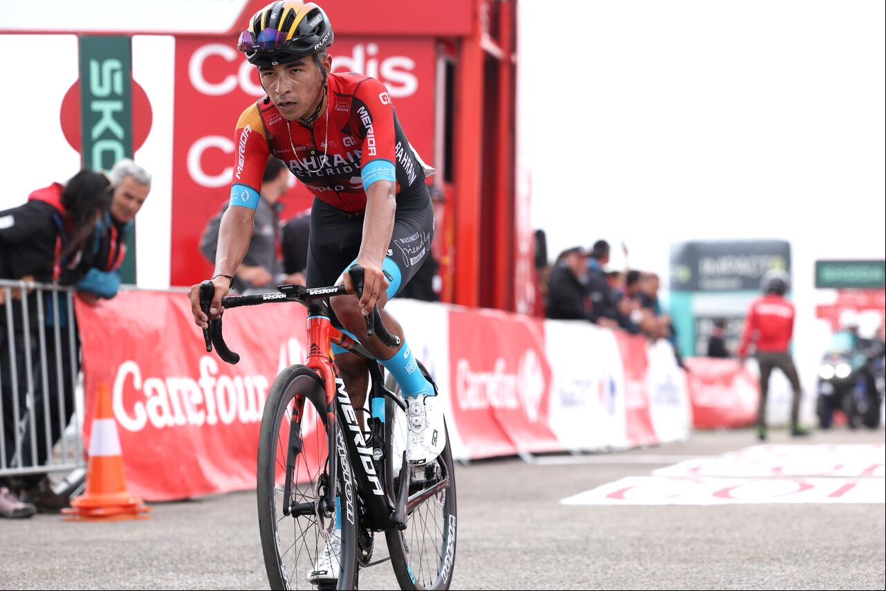 ALTU DE L'ANGLIRU, ESPAÑA - 13 DE SEPTIEMBRE: Santiago Buitrago Sánchez de Colombia y el equipo de Bahréin - Victorious cruza la línea de meta durante la 78.ª Vuelta a España 2023, etapa 17, una etapa de 124,4 km desde Ribadesella - Ribeseya hasta el Altu de L'Angliru 1555m / #UCIWT / el 13 de septiembre de 2023 en el Altu de L'Angliru, España. (Foto de Alexander Hassenstein/Getty Images)