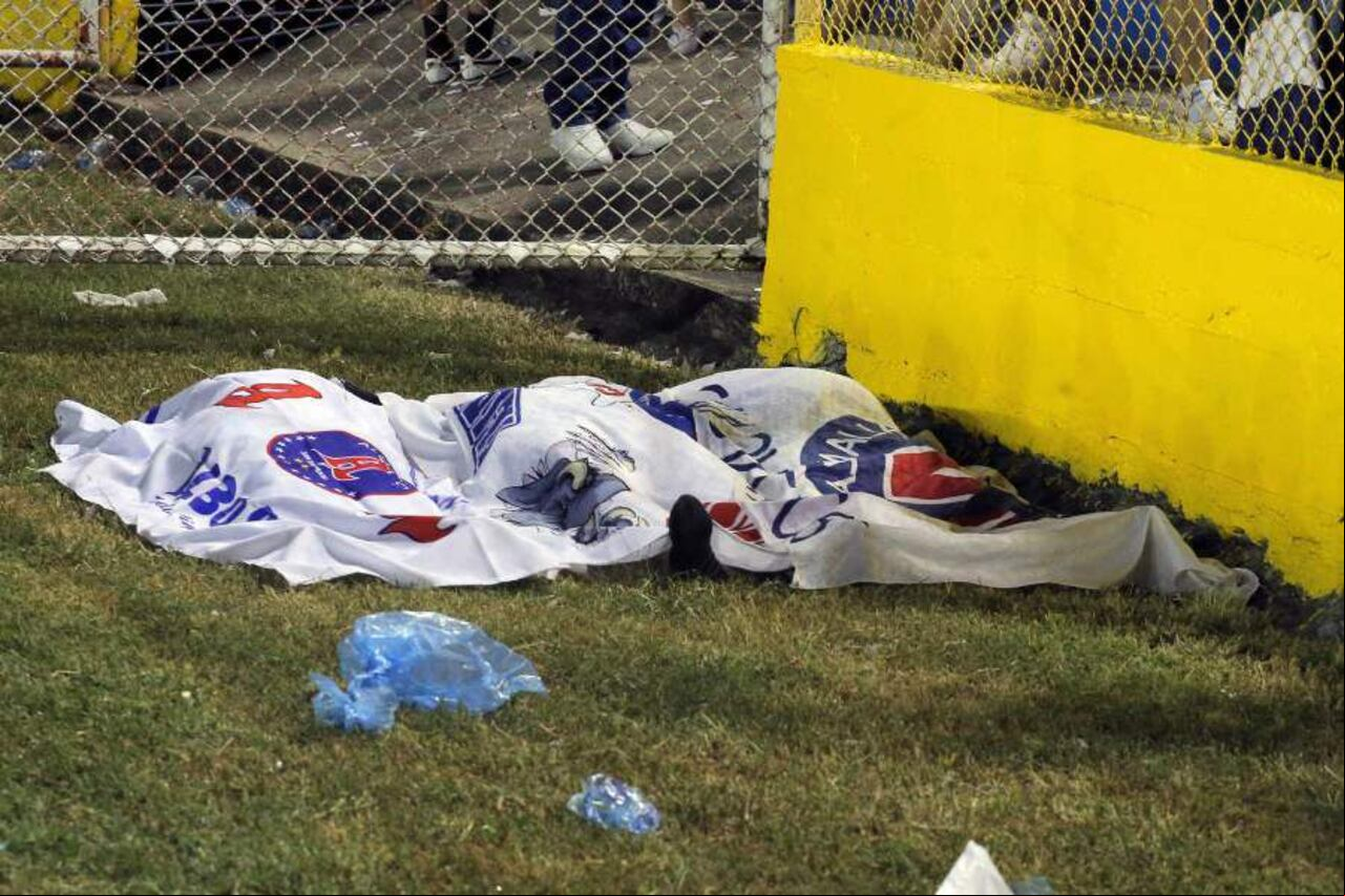 En cuanto a las personas auxiliadas, “preliminarmente se manejan más de 500 atenciones” que se concentraron en el sector de “sol popular” del estadio, con capacidad para unas 35.000 personas, ubicado en el sector suroeste de San Salvador, declaró el portavoz de la agrupación de socorro Comandos de Salvamento, Carlos Fuentes.