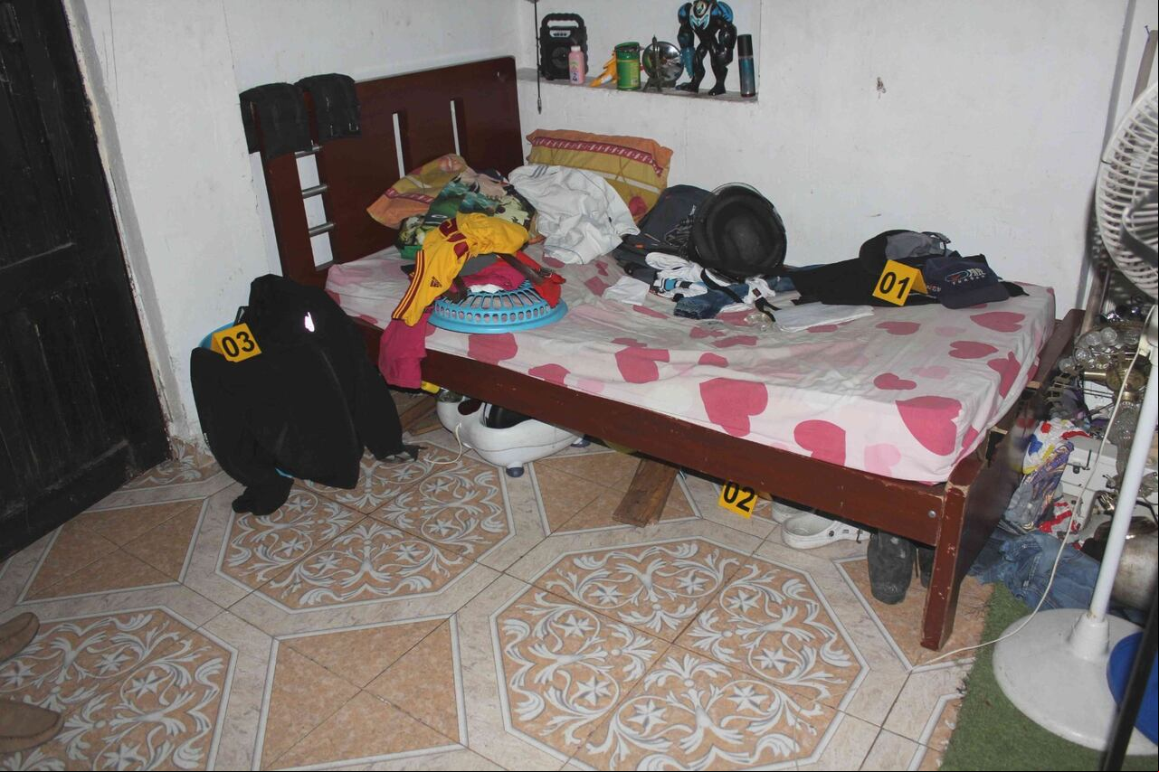 Imágenes de la diligencia de allanamiento en la residencia del presunto asesino.