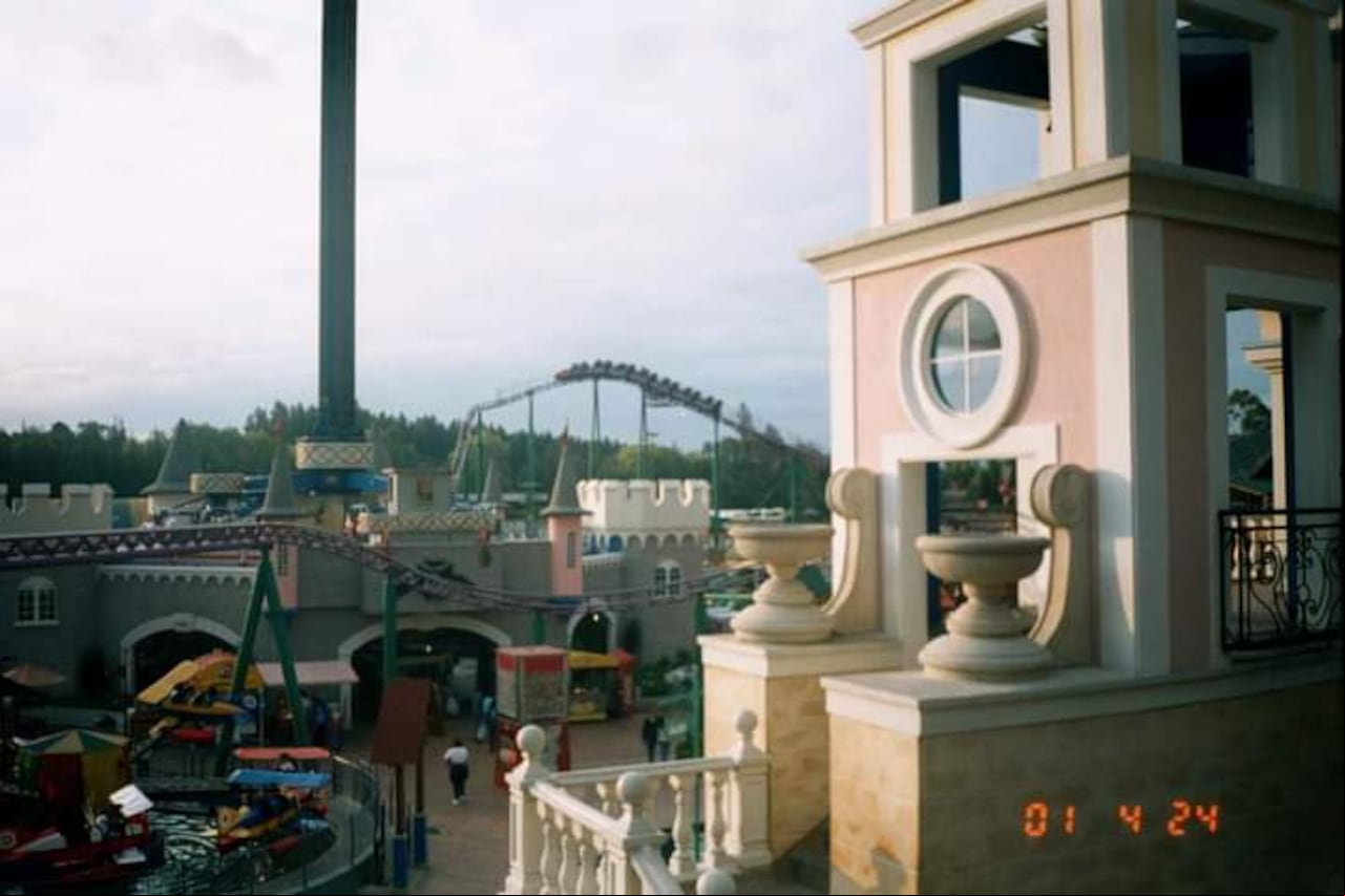 Carmelot era un sitio donde las familias se reunían para disfrutar de montañas rusas, carros chocones, una rueda de la fortuna y otras atracciones que prometían días de mucha diversión.