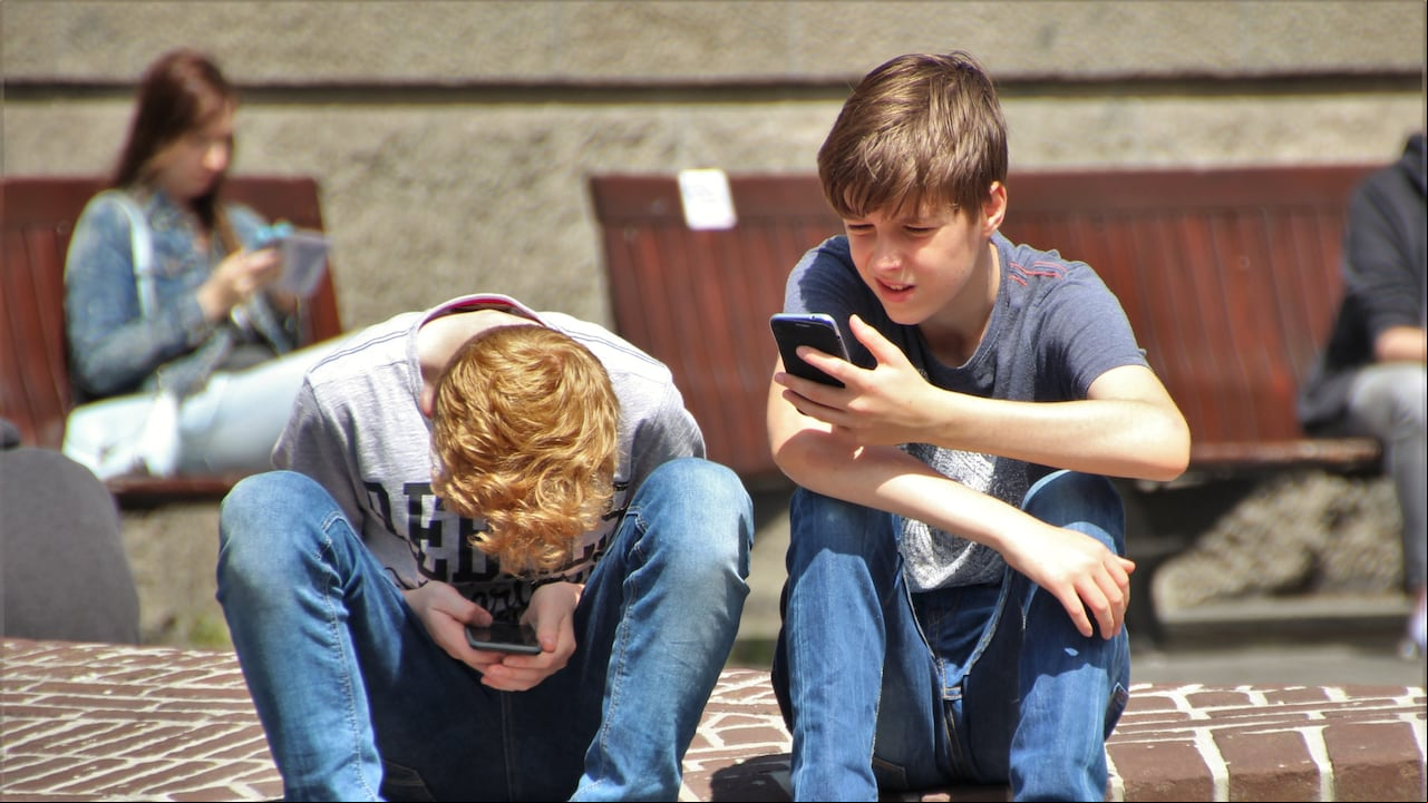 Una de las consecuencias del uso diario de tecnología en menores de edad es que limita su capacidad de establecer nuevas relaciones e interacciones con otros niños.
