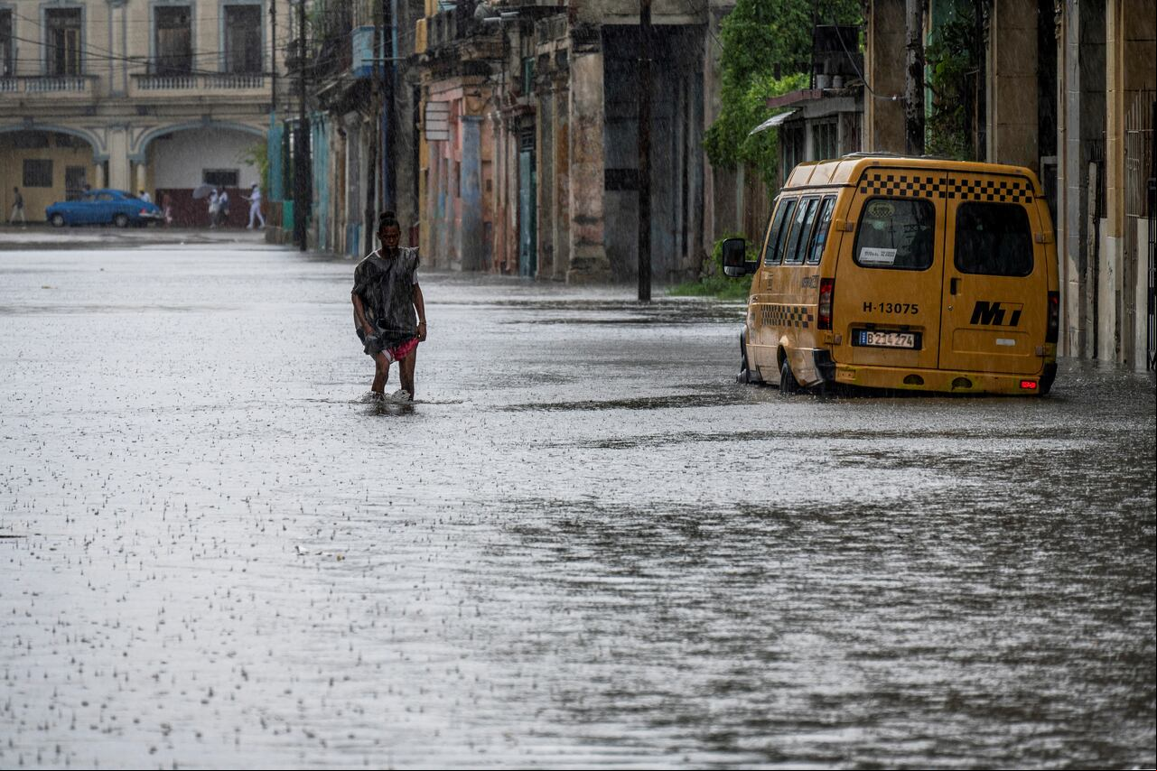 La tormenta tropical Idalia se fortaleció hasta convertirse en huracán este martes y los meteorólogos pronostican que se volverá "extremadamente peligrosa" antes de tocar tierra el miércoles en Florida, Estados Unidos.