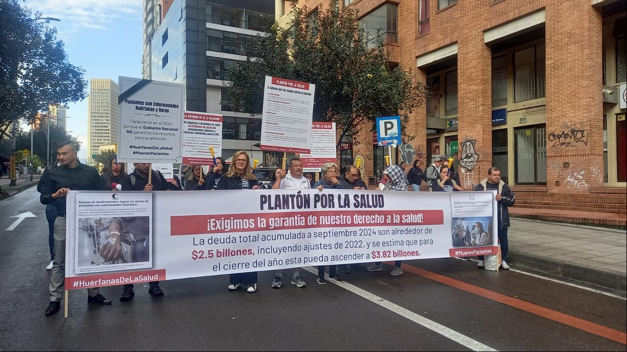Pacientes con enfermedades huérfanas junto a sus familiares y acudientes hicieron un plantón frente a las instalaciones del Ministerio de Salud.