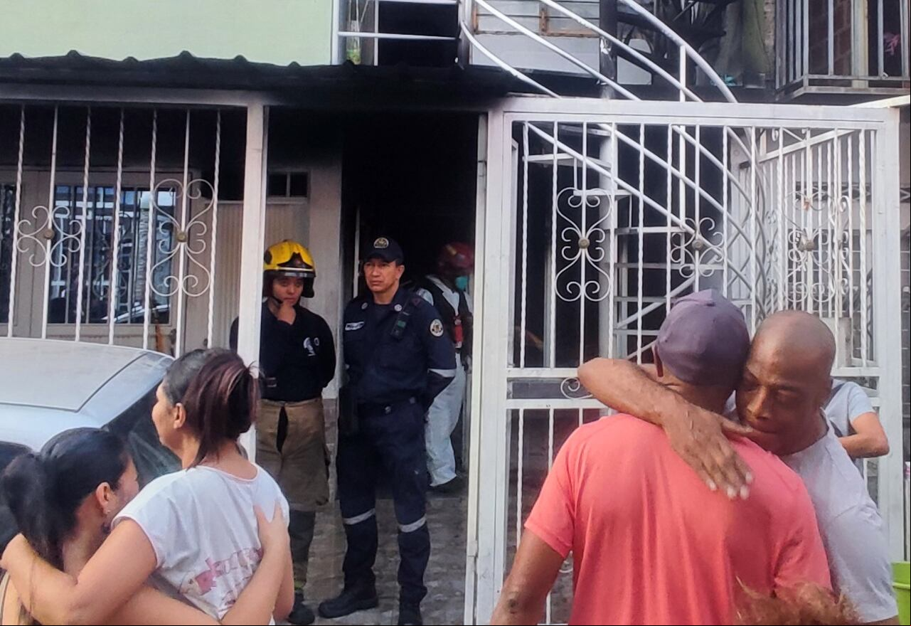 Cali: Cuatro personas muertas, miembro de una misma familia y una niña en muy grave estado dejo el incendio de una vivienda en horas de la madrugada en el barrio El Guabal. foto José L Guzmán. EL País