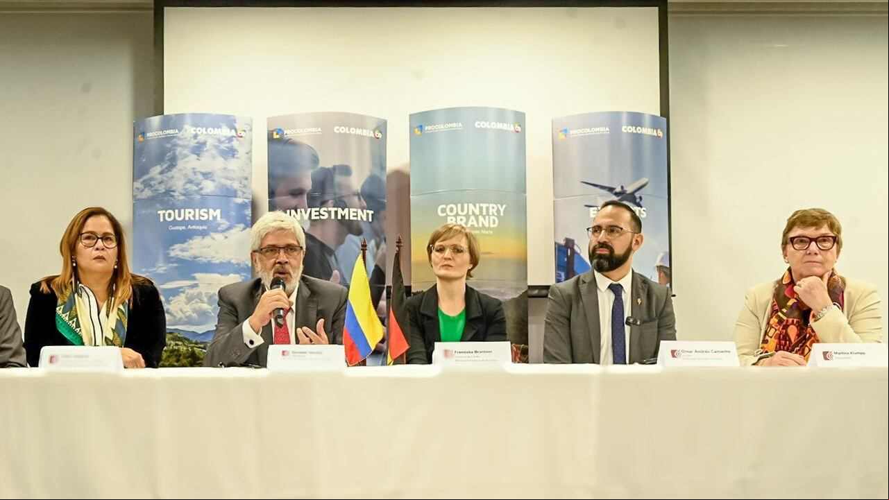 En la instalación del Comité Directivo del Grupo de Alto Nivel de Hidrógeno Verde entre Colombia y Alemania participaron la embajadora de Colombia en Alemania, Yadir Salazar; el ministro de Comercio, Industria y Turismo, Germán Umaña Mendoza; la secretaria de Estado Parlamentaria del Ministerio Federal de Economía y Protección del Clima, Franziska Brantner; el ministro de Minas y Energía, Andrés Camacho, y la embajadora de Alemania en Colombia, Martina Klumpp.
Foto: Mincomercio