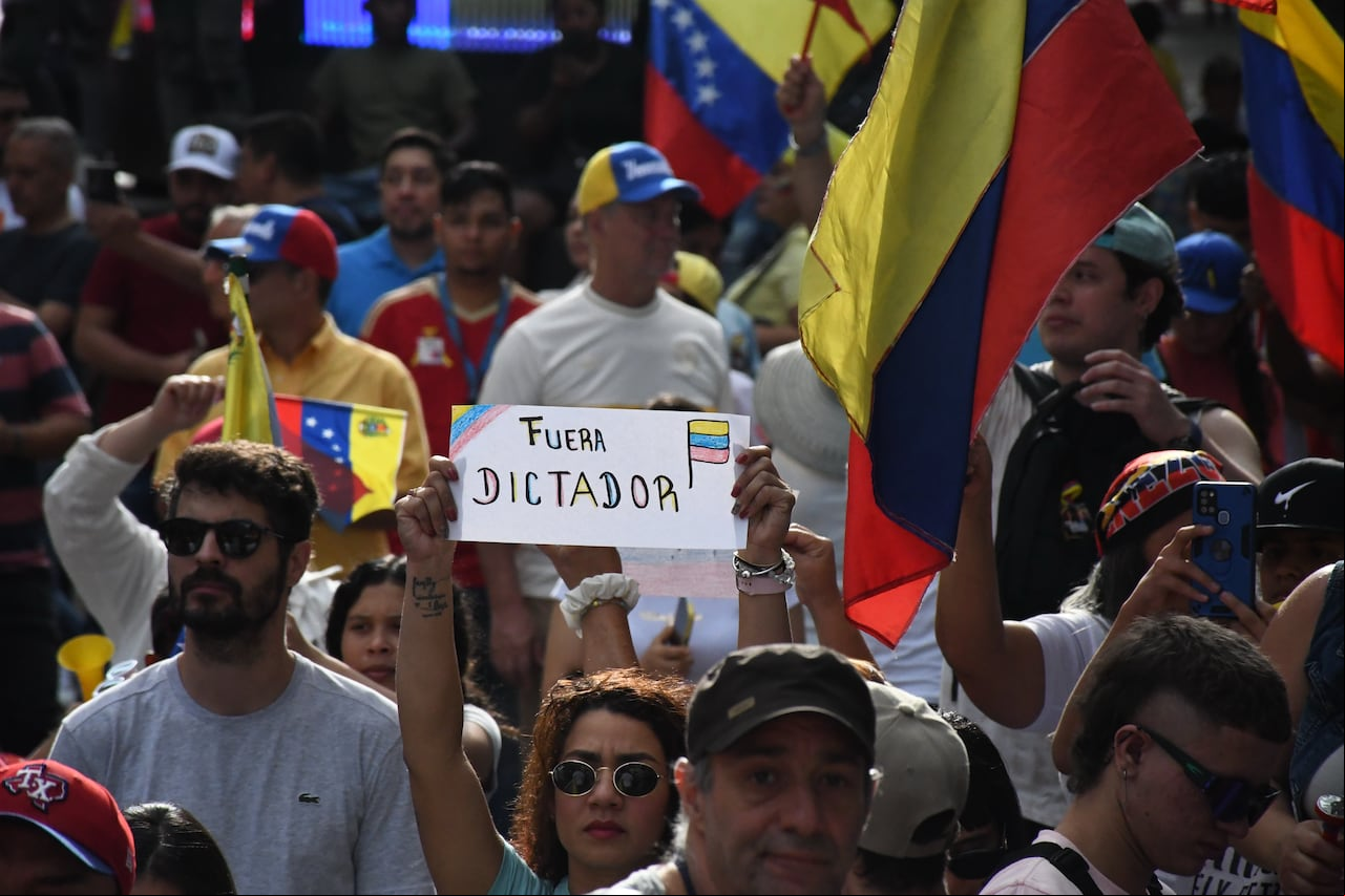 Cali: Migrantes venezolanos se reúnen en el bulevar del río en rechazo a la posesión de Maduro como presidente en Venezuela. Fotos: José L Guzmán. El País