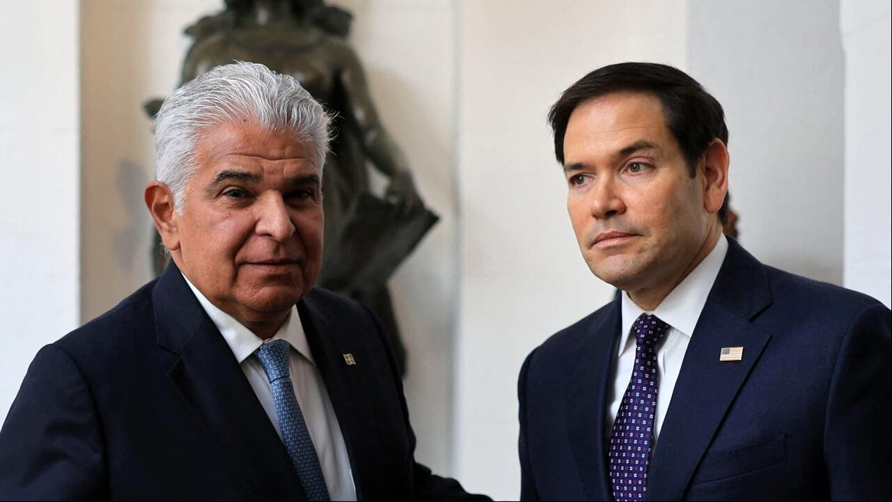 El presidente de Panamá, José Raúl Mulino, saluda al Secretario de Estado de los Estados Unidos, Marco Rubio, a su llegada a la sede presidencial.
