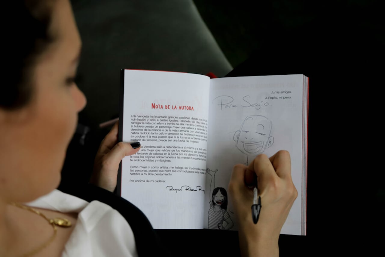La ilustradora española Raquel Riba Rossy lanza el quinto libro de su personaje ‘Lola Vendetta. Katanazo al amor romántico’, en el que expone el shock postraumático tras una relación de maltrato.
Foto: Lina Gasca / Colprensa