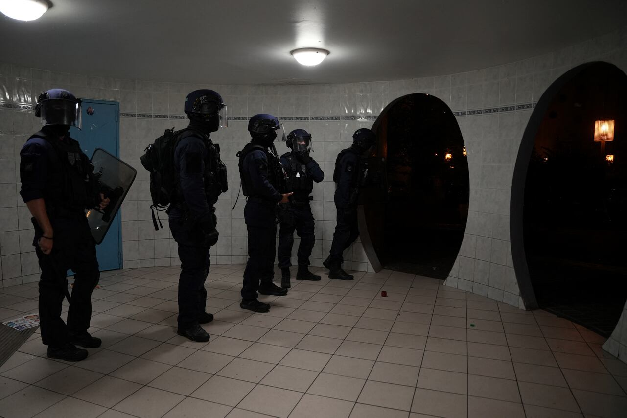 La policía antidisturbios sa capturó a 150 personas en una nueva noche de protestas.