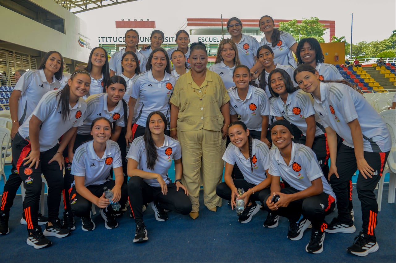 La rectora de la Escuela Nacional del Deporte, Patricia Martínez, celebró el impacto de este logro colectivo y la presencia de numerosos egresados que han recibido este aval profesional.