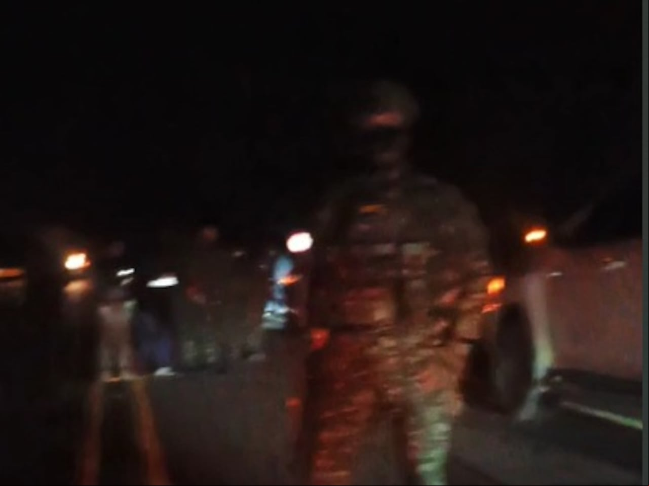 Integrantes del Ejército llegaron al lugar de los hechos para brindarle seguridad a los funcionarios del CTI que adelantaron la inspección judicial al cadáver del presunto delincuente que falleció en este hecho delictivo.