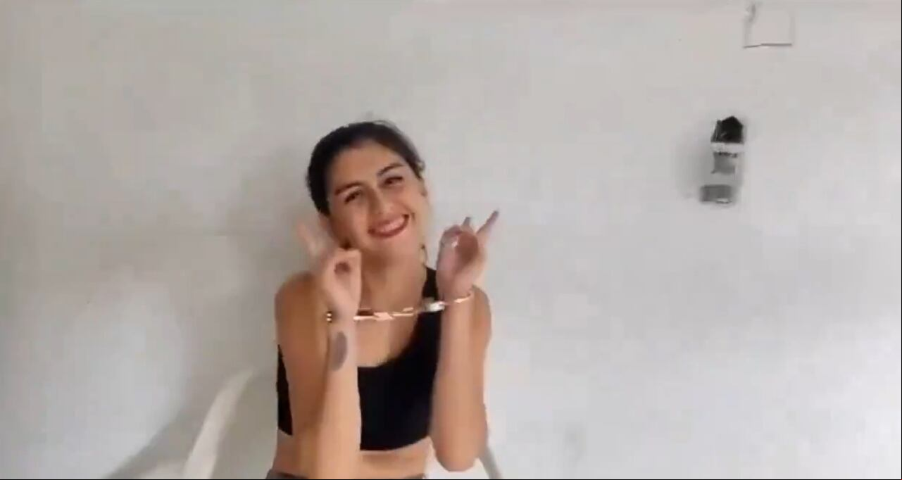 Así termina la joven el video, además de abalanzarse sobre la persona que graba diciéndole con burla "ya".