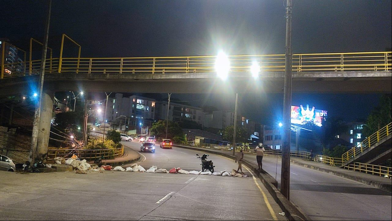 La avenida Circunvalar continúa bloqueada en la noche de este miércoles, 18 de septiembre.