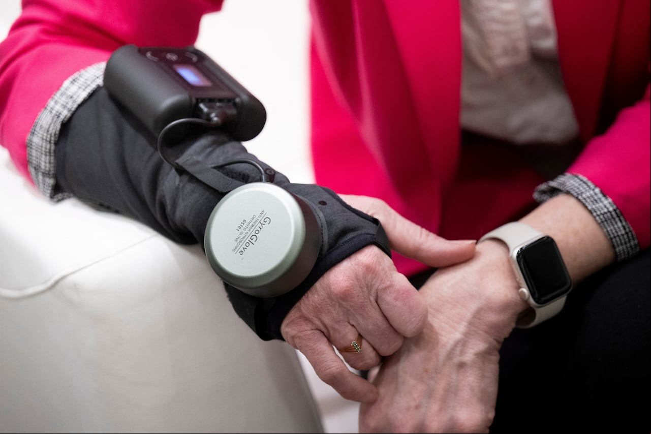 Dispositivo para frenar temblores del mal de Parkinson.