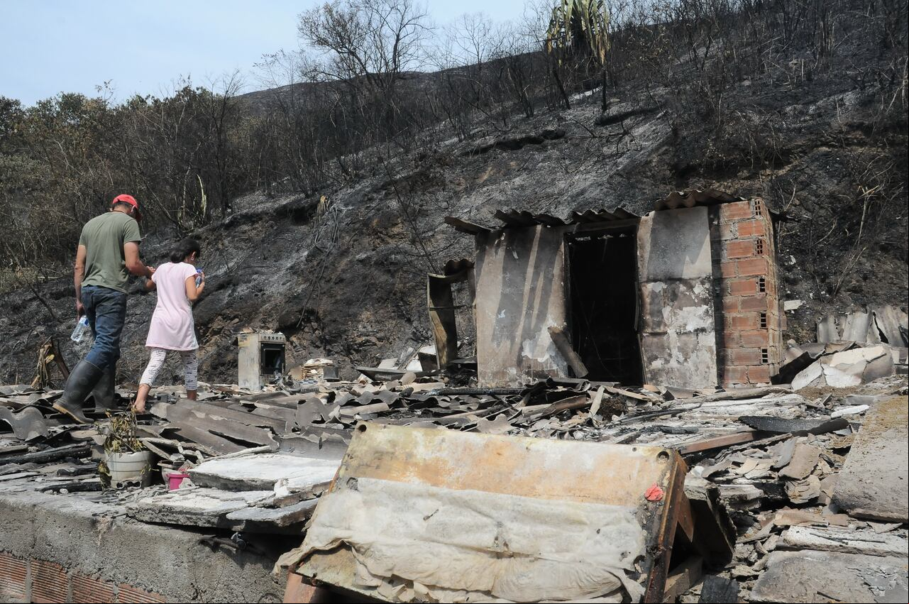 Cali: Varias familias afectadas y una gran extensión de montaña incineradas deja como resultado el incendio presentado en la zona alto de Menga, la campiña y barrios aledaños. Los operativos de control de los focos aún persistente continúan.