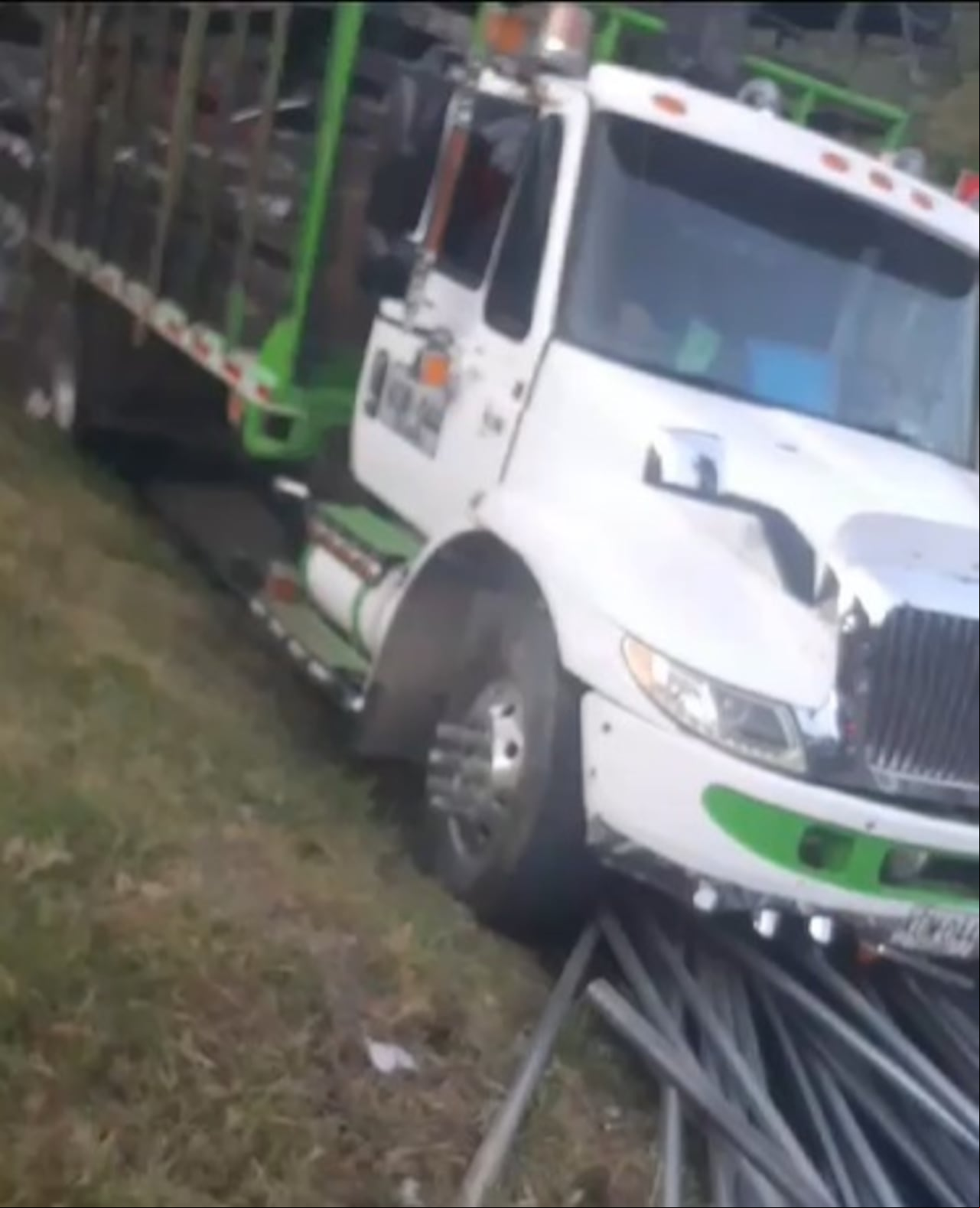 Versiones de testigos indicaron que varios camiones y tractomulas chocaron cuando se movilizaban por el sector del puente sobre el río Piendamó de la vía Popayán-Cali. Una persona perdió la vida en este accidente.