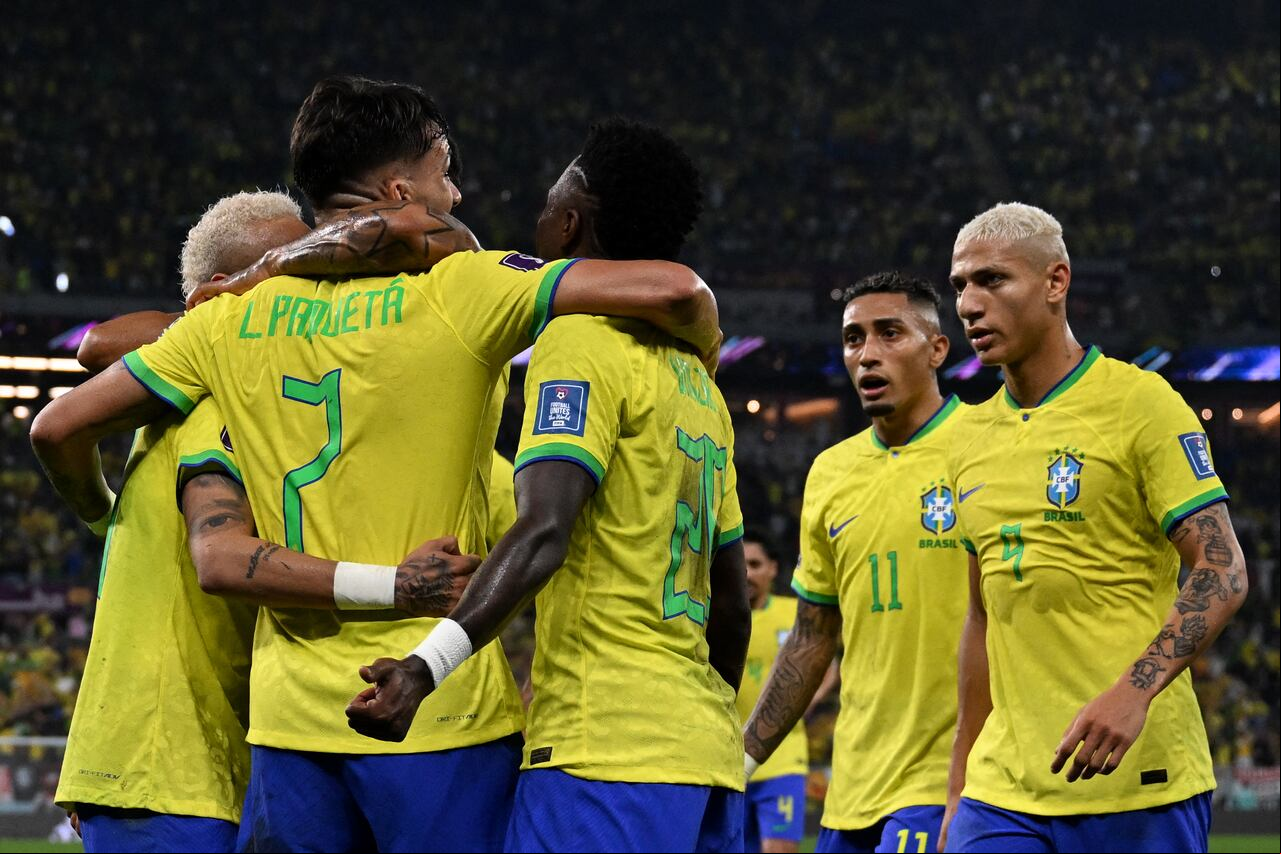 El mediocampista brasileño #07 Lucas Paquetá celebra con sus compañeros después de anotar el cuarto gol de su equipo durante el partido de octavos de final de la Copa Mundial Qatar 2022 entre Brasil y Corea del Sur en el Estadio 974 en Doha el 5 de diciembre de 2022. (Foto de Pablo PORCIUNCULA / AFP)