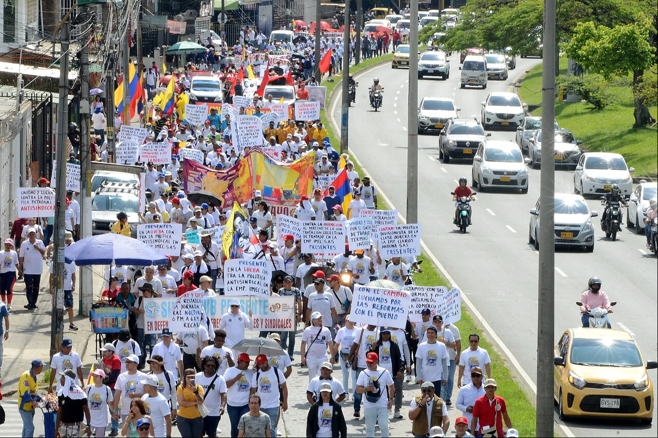 Cali: Marcha del día del trabajo. Centenares de trabajadores se movilizaron por la autopista sur oriental de la ciudad en conmemoración del día del trabajo 1 de mayo. Foto José L Guzmán. EL País,