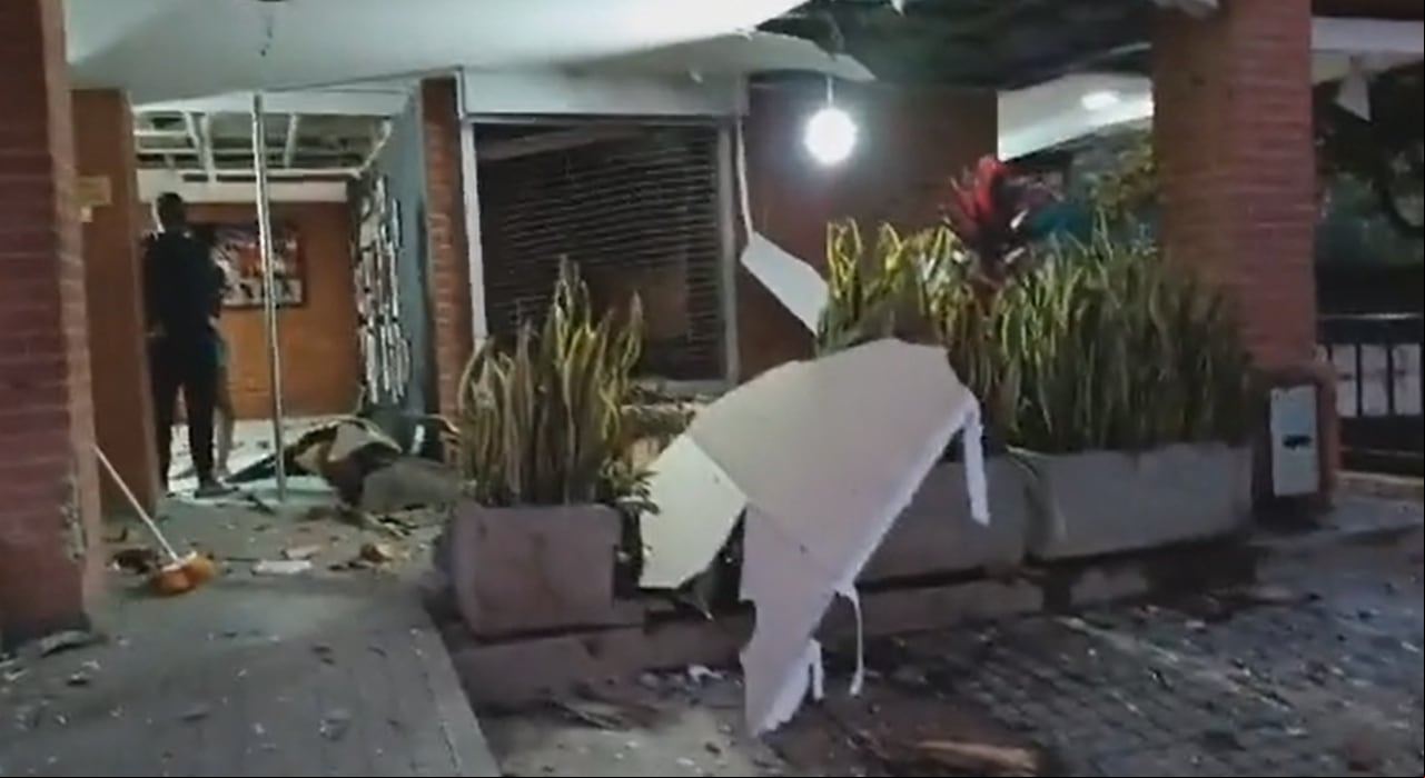 Tras el explosivo no se reportan personas heridas y los daños son netamente materiales.