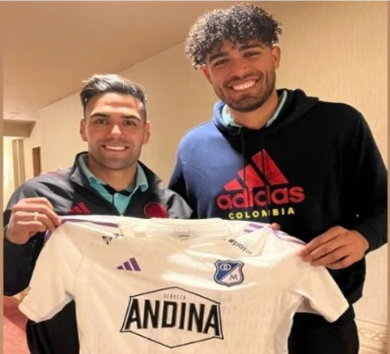 Falcao y Álvaro Montero, ambos integrantes de la Selección Colombia, posando con la camiseta de Millonarios.