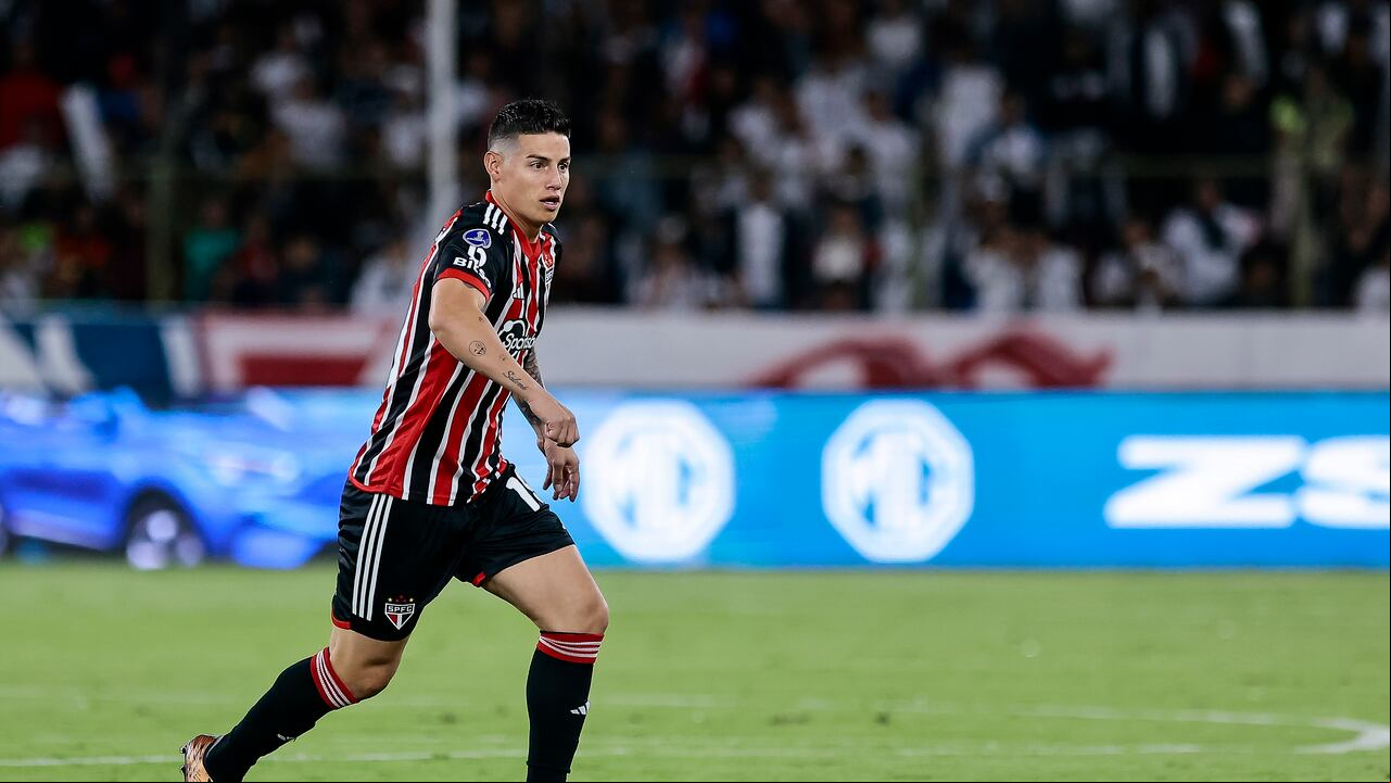 QUITO, ECUADOR - AUGUST 24: James Rodríguez of Sao Paulo controls the ball during the Copa CONMEBOL Libertadores 2023 Quarterfinal first leg match between LDU Quito and Sao Paulo at Rodrigo Paz Delgado Stadium on August 24, 2023 in Quito, Ecuador. (Photo by Franklin Jacome/Getty Images)